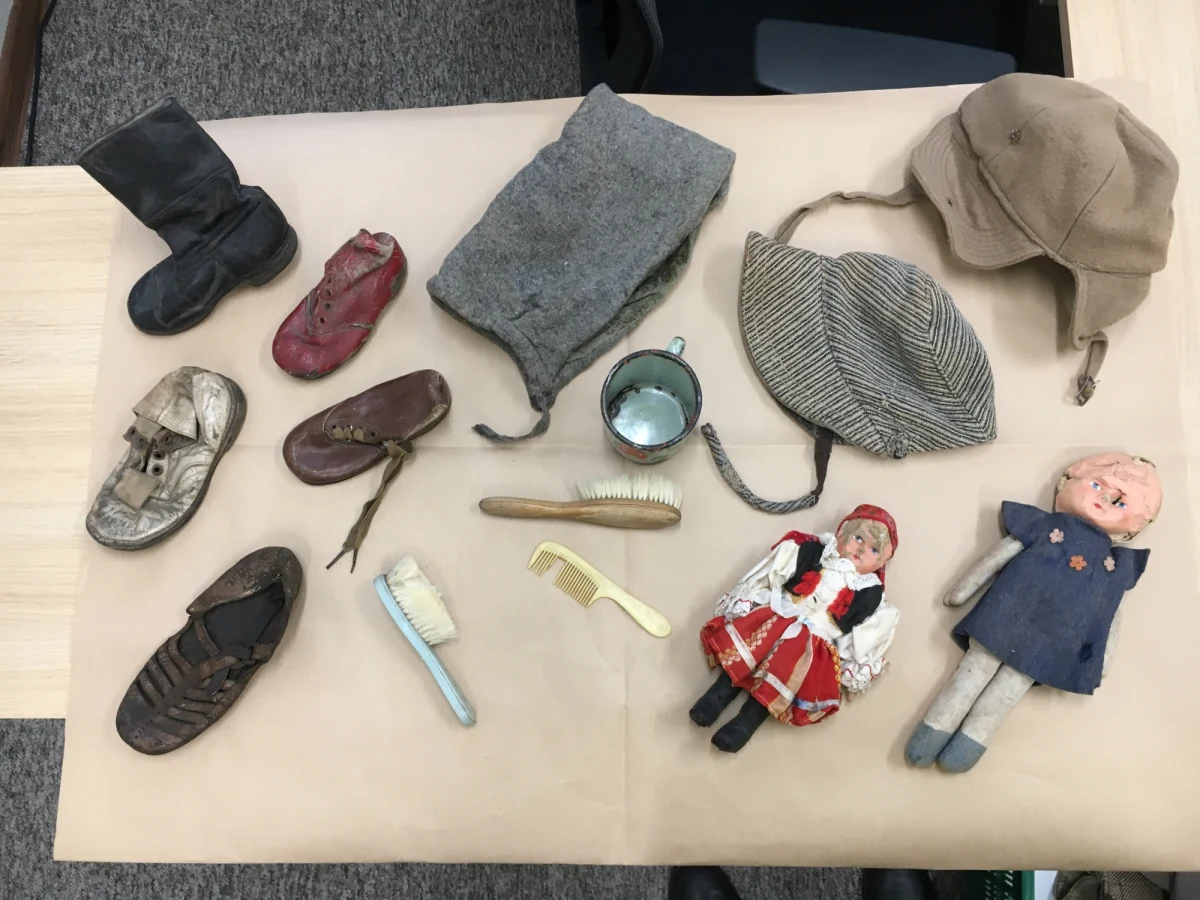 Mali więźniowie – buciki, ubranka i zabawki należące do dzieci deportowanych do niemieckiego obozu koncentracyjnego na Majdanku w Lublinie, to tylko niektóre z przedmiotów, jakie pracownicy Państwowego Muzeum na Majdanku zaprezentują już w niedzielę podczas spotkania z cyklu „Świadkowie Historii”. 