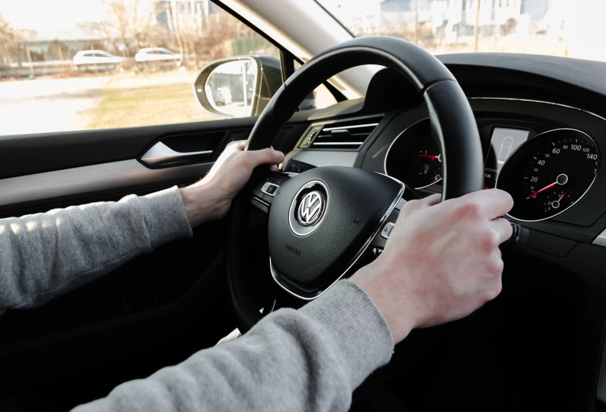 Kierujący volkswagenem 13-latek doprowadził do zderzenia z innym samochodem w Płocku. Po kolizji nieletni sprawca wysiadł z auta, w którym znajdowało się dwoje pijanych pasażerów i zaczął uciekać. Chłopak wpadł pod inny pojazd. Trafił do szpitala.