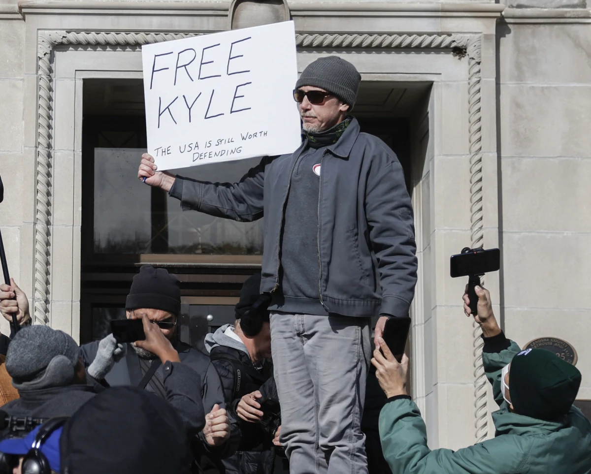 18-letni Kyle Rittenhouse, który zastrzelił dwóch uczestników zamieszek antypolicyjnych w Kenoshy w stanie Wisconsin, został uznany za niewinnego przez ławę przysięgłych w głośnym i kontrowersyjnym procesie. Wyrok ogłoszono po czterech dniach obrad ławników.