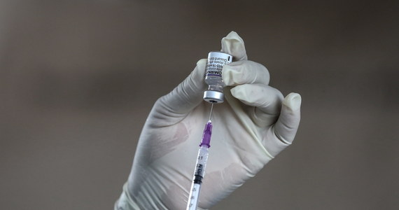 Kanadyjski federalny resort zdrowia dopuścił w piątek do użytku pierwszą szczepionkę przeciw Covid-19 dla dzieci w wieku 5-11 lat. Szczepionki firmy Pfizer/BioNTech będą podawane w dwóch dawkach, tak jak w przypadku dorosłych.