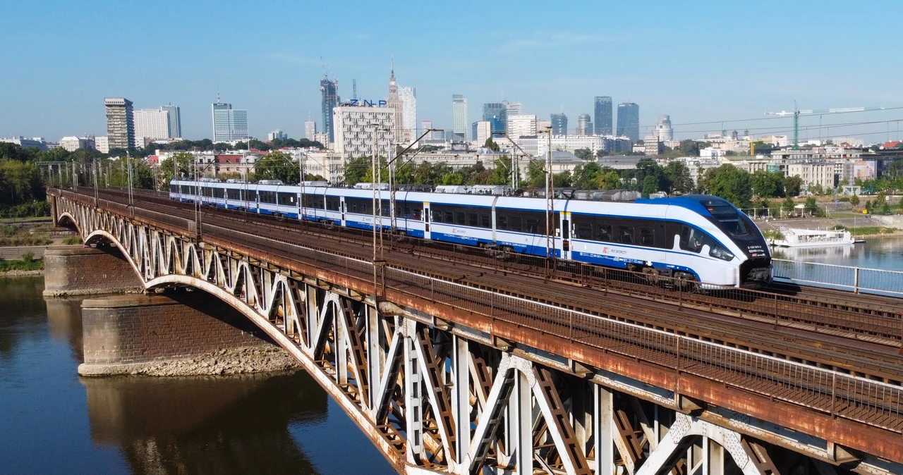 Pociąg PKP Intercity na warszawskim moście średnicowym