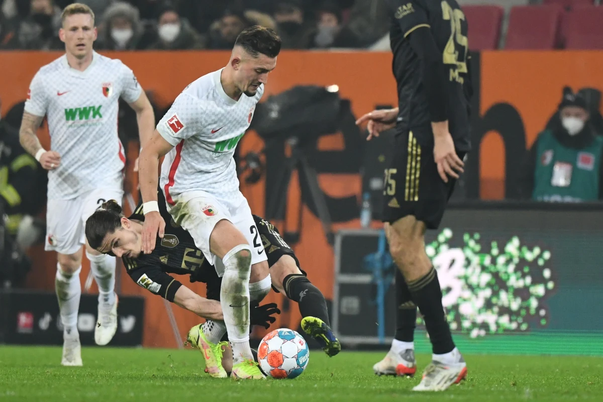 Robert Lewandowski zdobył 14. w tym sezonie bramkę w niemieckiej ekstraklasie, ale jego Bayern Monachium niespodziewanie przegrał na wyjeździe z jedną ze słabszych drużyn - Augsburgiem 1:2 w meczu otwierającym 12. kolejkę.