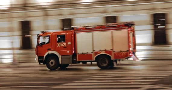 Ubiegłej doby strażacy uczestniczyli w 520 akcjach usuwania skutków silnego wiatru – poinformował w sobotę PAP bryg. Krzysztof Batorski z Państwowej Straży Pożarnej. W powiecie słupskim zginęła jedna osoba, a kolejna została ranna.