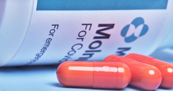 Europejska Agencja Leków (EMA) wydała rekomendacje dotyczące stosowania Molnupiraviru - doustnego leku na Covid-19 firmy Merck & Co. EMA zastrzega, że nie jest to dopuszczenie do obrotu, a jedynie wsparcie dla krajów, które chciałyby dopuścić lek na własny rynek. Przypomnijmy, w połowie grudnia w Polsce spodziewane są pierwsze dostawy Molnupiraviru. "Mamy już zakontraktowane dostawy" - potwierdzał niedawno rzecznik resortu zdrowia w rozmowie z RMF FM.