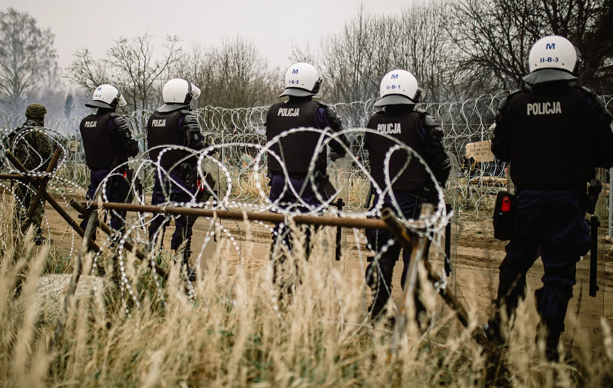 ​Policja informuje o kolejnych, siłowych próbach przekroczenia granicy polsko-białoruskiej przy przejściu w Kuźnicy. Choć nie koczują już tam migranci, to sytuacja nie jest stabilna - donosi specjalny wysłannik RMF FM Mateusz Chłystun.