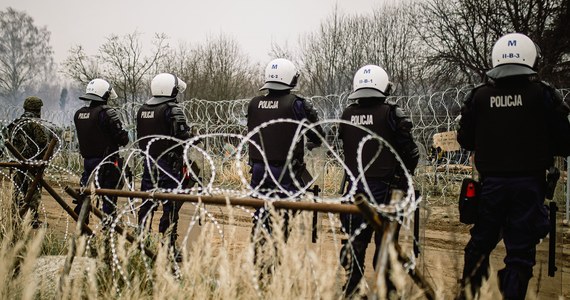 ​Policja informuje o kolejnych, siłowych próbach przekroczenia granicy polsko-białoruskiej przy przejściu w Kuźnicy. Choć nie koczują już tam migranci, to sytuacja nie jest stabilna - donosi specjalny wysłannik RMF FM Mateusz Chłystun.