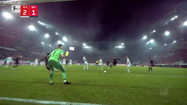 Robert Lewandowski zaliczył pełne 90 minut w przegranym przez Bayern Monachium, piątkowym meczu z FC Augsburg (1-2). Napastnik strzelił dla mistrzów Niemiec jedyną bramkę.
Źródło: AP