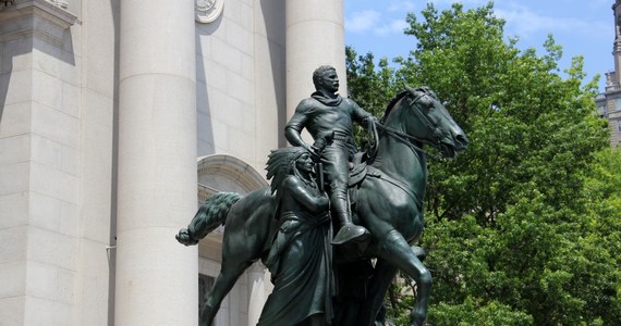 Pomnik prezydenta Theodora Roosevelta łączony z dyskryminacją rasową będzie usunięty z Amerykańskiego Muzeum Historii Naturalnej w Nowym Jorku i trafi do biblioteki jego imienia w Północnej Dakocie - podała agencja AP.