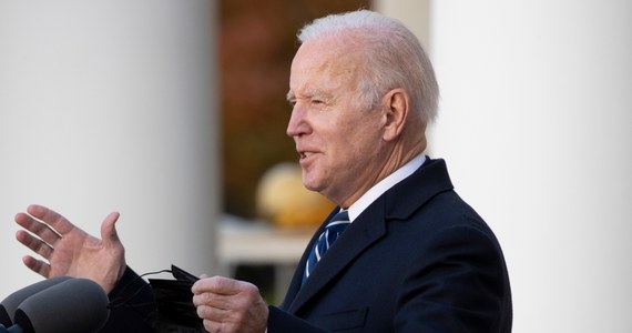 Prezydent USA Joe Biden pozostaje zdrowy i sprawny do dalszego pełnienia swojej funkcji - orzekł w piątek lekarz prezydenta w liście opublikowanym przez Biały Dom. Lekarz przyznał, że prezydent nadal cierpi na zdiagnozowane już wcześniej zaburzenia rytmu serca oraz trudności w chodzeniu.