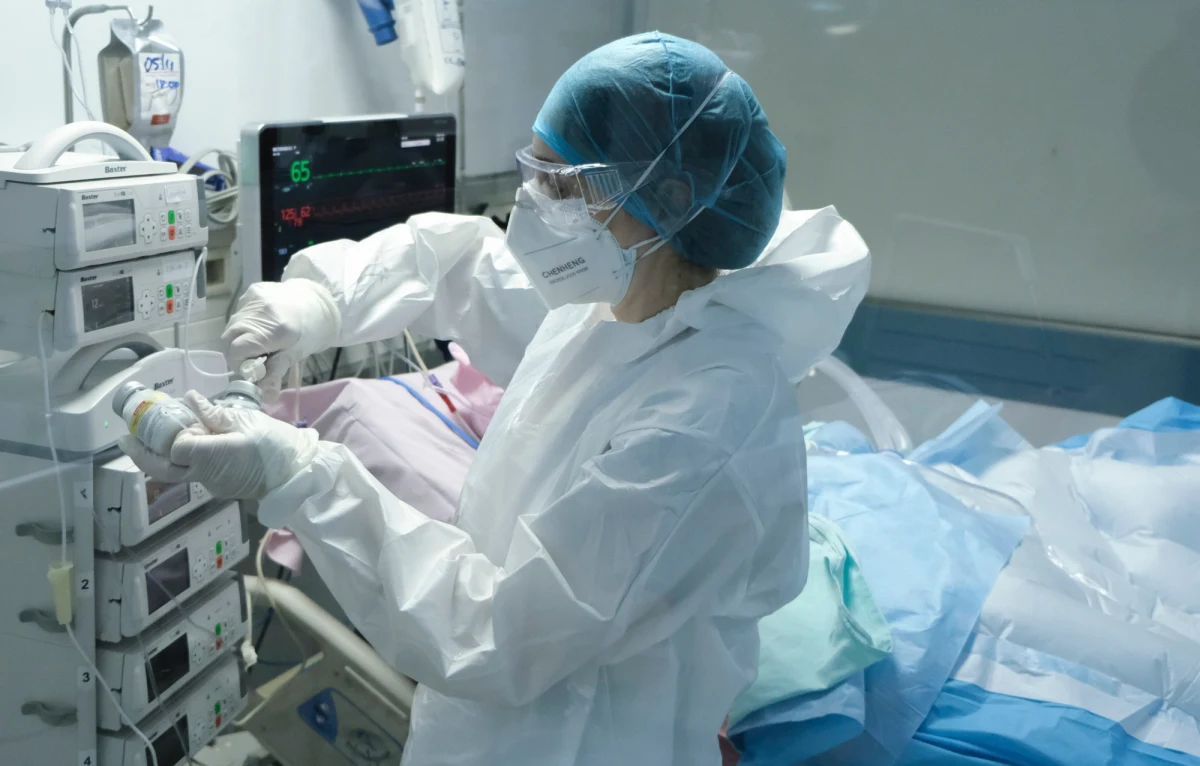 23 414 nowych zakażeń koronawirusem wykryto minionej doby w Polsce. Zmarły 382 osoby chorujące na Covid-19. 