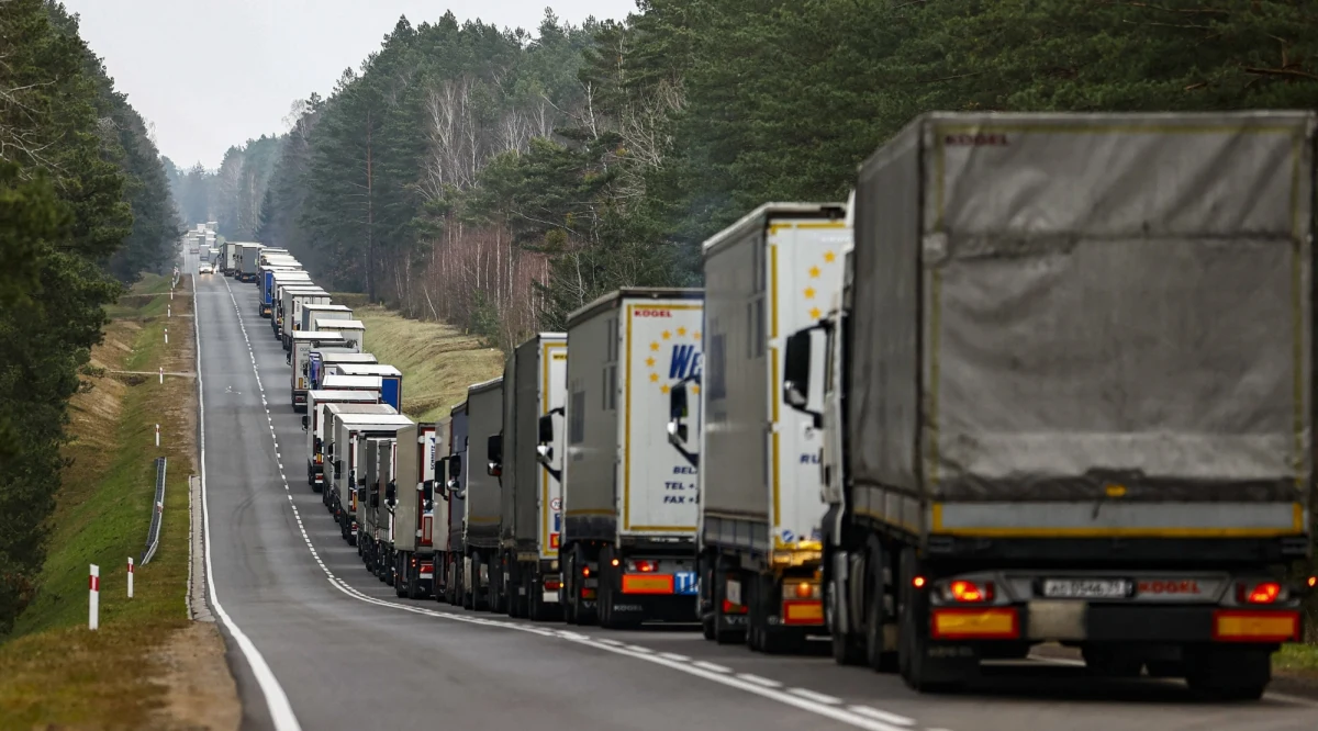 Spore korki na przejściach granicznych z Białorusią. W podlaskich Bobrownikach kierowcy ciężarówek muszą czekać na odprawę nawet 44 godziny. Znacznie krócej, ale wciąż długo, muszą czekać kierowcy w Koroszczynie w województwie lubelskim. Tam średnio stoi się ok. 7 godzin.