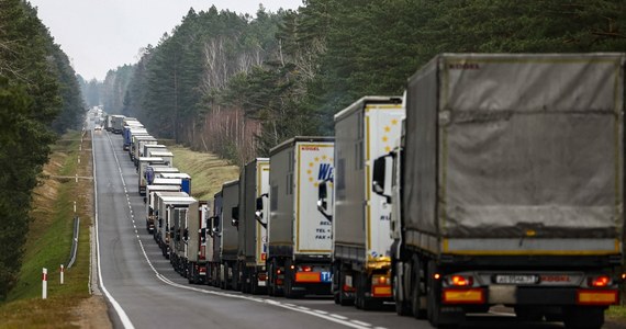 Spore korki na przejściach granicznych z Białorusią. W podlaskich Bobrownikach kierowcy ciężarówek muszą czekać na odprawę nawet 44 godziny. Znacznie krócej, ale wciąż długo, muszą czekać kierowcy w Koroszczynie w województwie lubelskim. Tam średnio stoi się ok. 7 godzin.