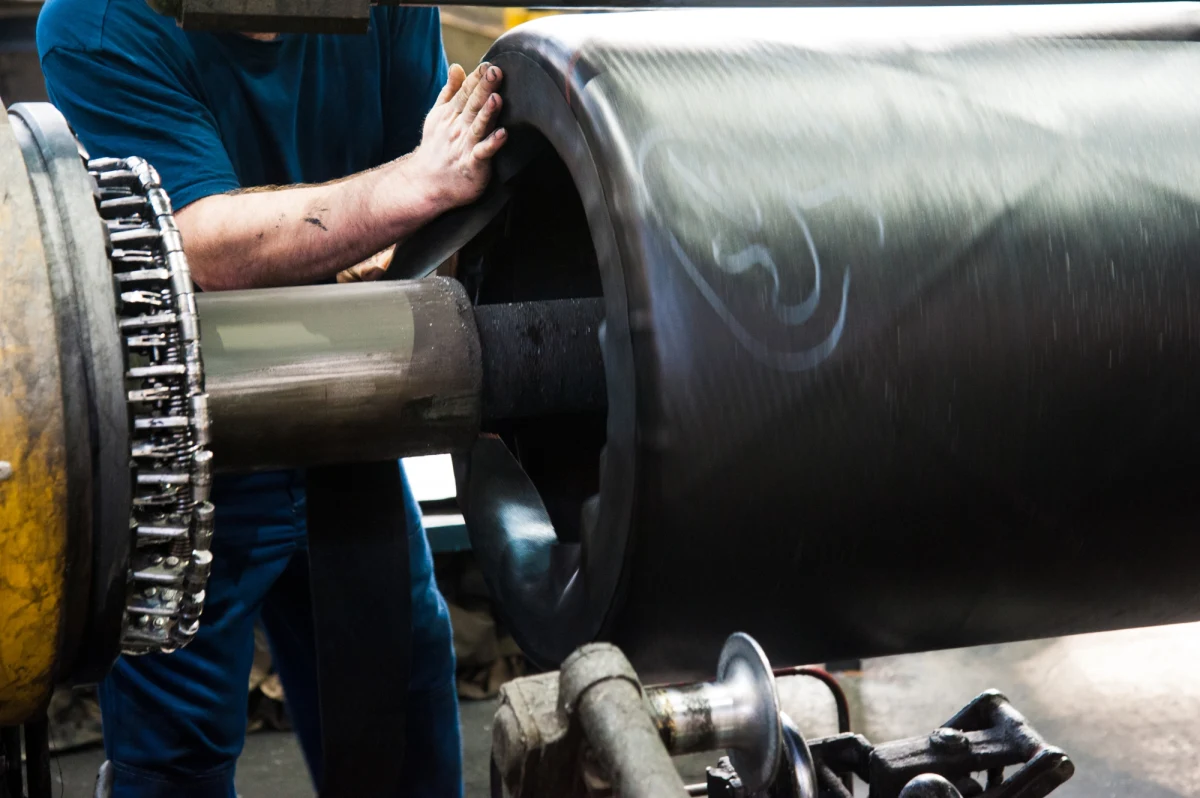 Chińczycy budują w Serbii fabrykę opon samochodowych Shandong Linglong Tire Co., w której w nieludzkich warunkach pracują Wietnamczycy, pozbawieni paszportów i innych dokumentów oraz pieniędzy - pisze agencja AP. Belgrad nie chce jednak narażać się Pekinowi i dbać o warunki pracy.