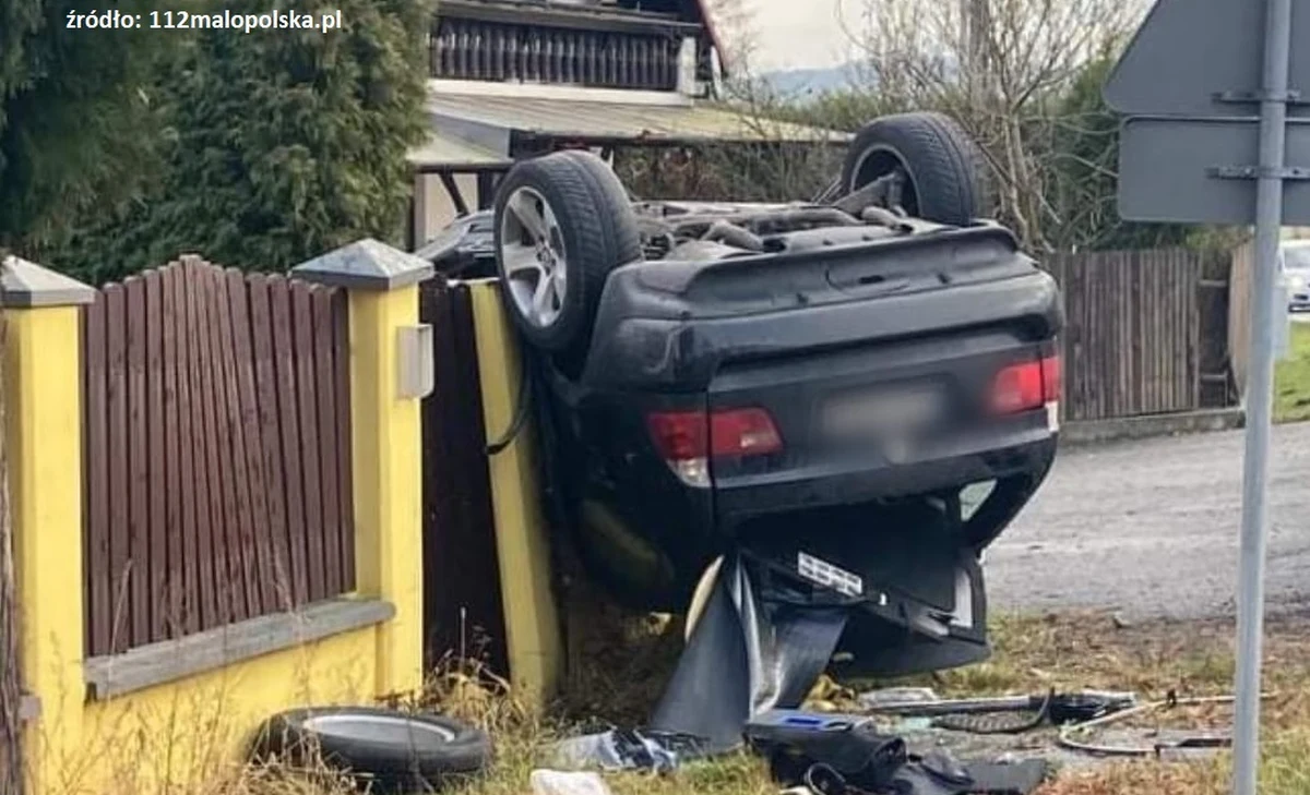 Tragiczny wypadek na drodze wojewódzkiej nr 780 między Krakowem a Alwernią w Małopolsce. W miejscowości Brodła auto osobowe wypadło z jezdni, dachowało i uderzyło w ogrodzenie. 