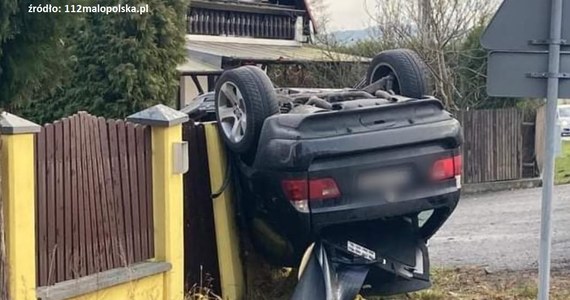 Tragiczny wypadek na drodze wojewódzkiej nr 780 między Krakowem a Alwernią w Małopolsce. W miejscowości Brodła auto osobowe wypadło z jezdni, dachowało i uderzyło w ogrodzenie. 