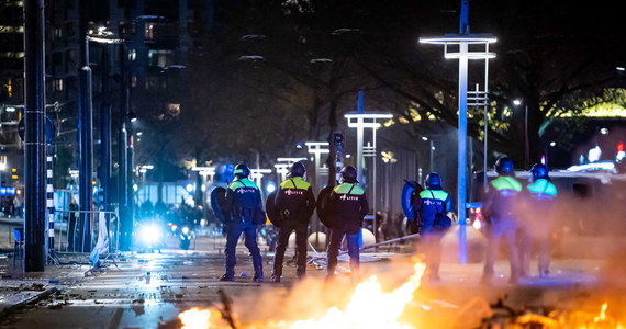 Około północy udało się uspokoić sytuację w centrum Rotterdamu po zamieszkach, do których doszło wczoraj wieczorem. Do agresywnych osób demonstrujących przeciwko restrykcjom epidemicznym policjanci otworzyli ogień w obronie własnej. Rannych zostało siedem osób.