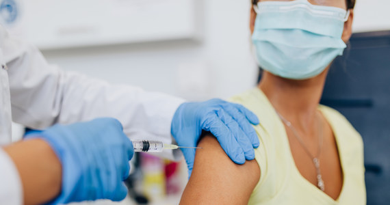 Przyjęcie dawki przypominającej szczepionki przeciw COVID-19 przedłuża o rok ważność unijnego certyfikatu covidowego. Zależnie od rodzaju wcześniej otrzymanego preparatu będzie to dawka trzecia lub druga.