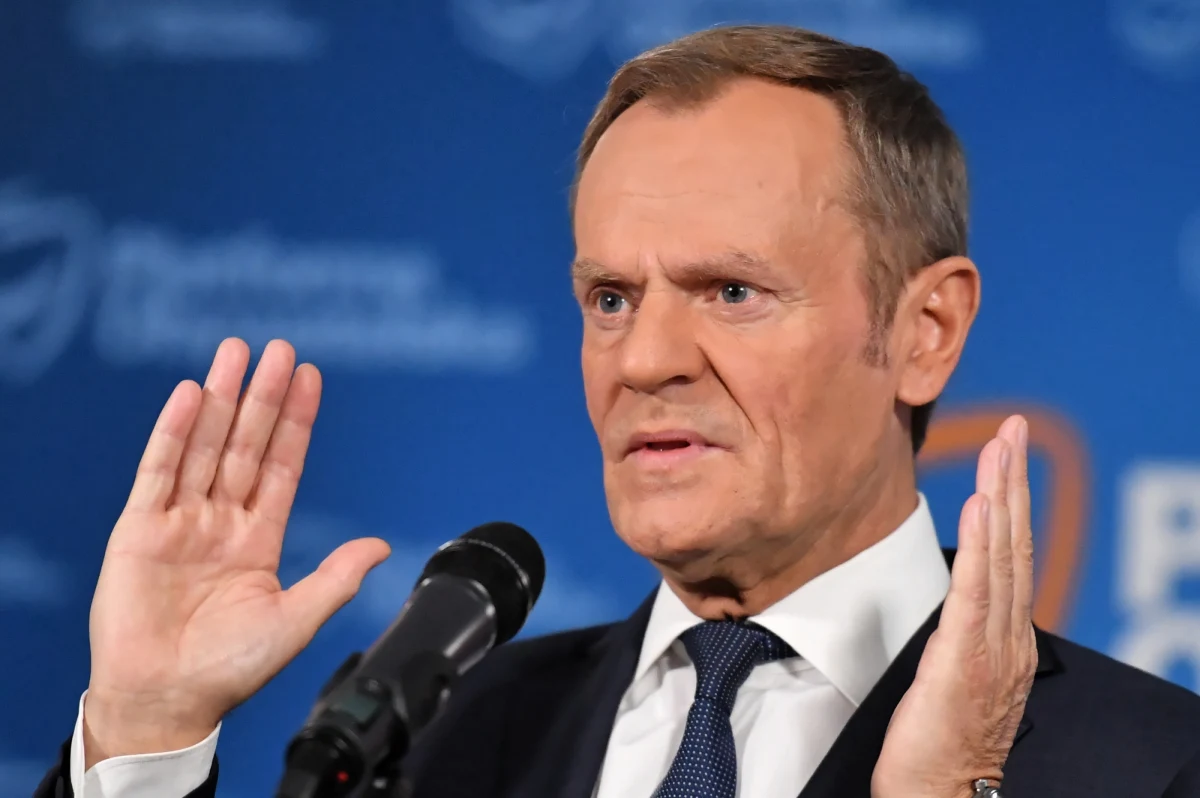 Donald Tusk przekroczył prędkość w terenie zabudowanym o ponad 50 km/h. Przewodniczącemu Platformy Obywatelskiej policja zatrzymała prawo jazdy. ​