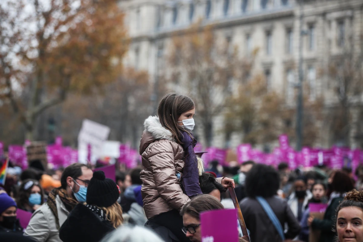 "Przemoc nie jest nieunikniona" - podkreślali obrońcy praw kobiet, zgromadzeni w sobotę na dużej demonstracji w Paryżu i manifestacjach w innych miastach Francji, aby zaprotestować przeciwko przemocy na tle płciowym i seksualnym oraz domagać się od polityków skuteczniejszych działań.