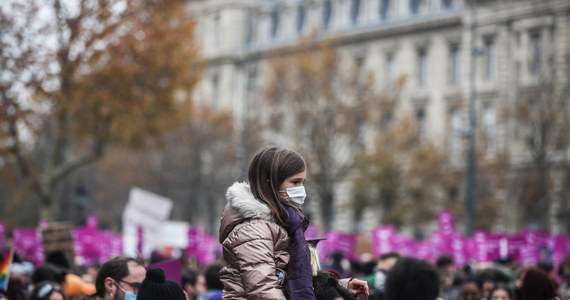 "Przemoc nie jest nieunikniona" - podkreślali obrońcy praw kobiet, zgromadzeni w sobotę na dużej demonstracji w Paryżu i manifestacjach w innych miastach Francji, aby zaprotestować przeciwko przemocy na tle płciowym i seksualnym oraz domagać się od polityków skuteczniejszych działań.