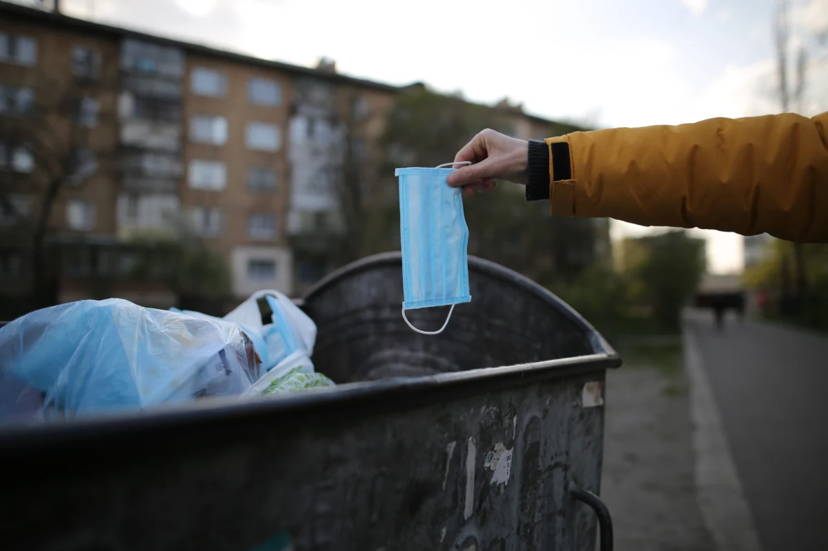 "Szukam kogoś z koronawirusem, kogo można pocałować". "Umówię się na kawę z pozytywnym. Wynagrodzę po zakażeniu". Według mediów, takie ogłoszenia w kilku krajach w Europie zamieszczają w sieci ludzie, którzy chcą celowo zarazić się koronawirusem po to, by uzyskać status ozdrowieńca. Strach przed szczepionkami jest tak mocny, że wolą przyjąć wirusy niż zastrzyk. 
