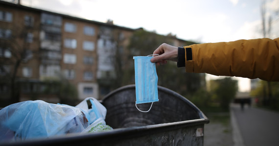 "Szukam kogoś z koronawirusem, kogo można pocałować". "Umówię się na kawę z pozytywnym. Wynagrodzę po zakażeniu". Według mediów, takie ogłoszenia w kilku krajach w Europie zamieszczają w sieci ludzie, którzy chcą celowo zarazić się koronawirusem po to, by uzyskać status ozdrowieńca. Strach przed szczepionkami jest tak mocny, że wolą przyjąć wirusy niż zastrzyk. 