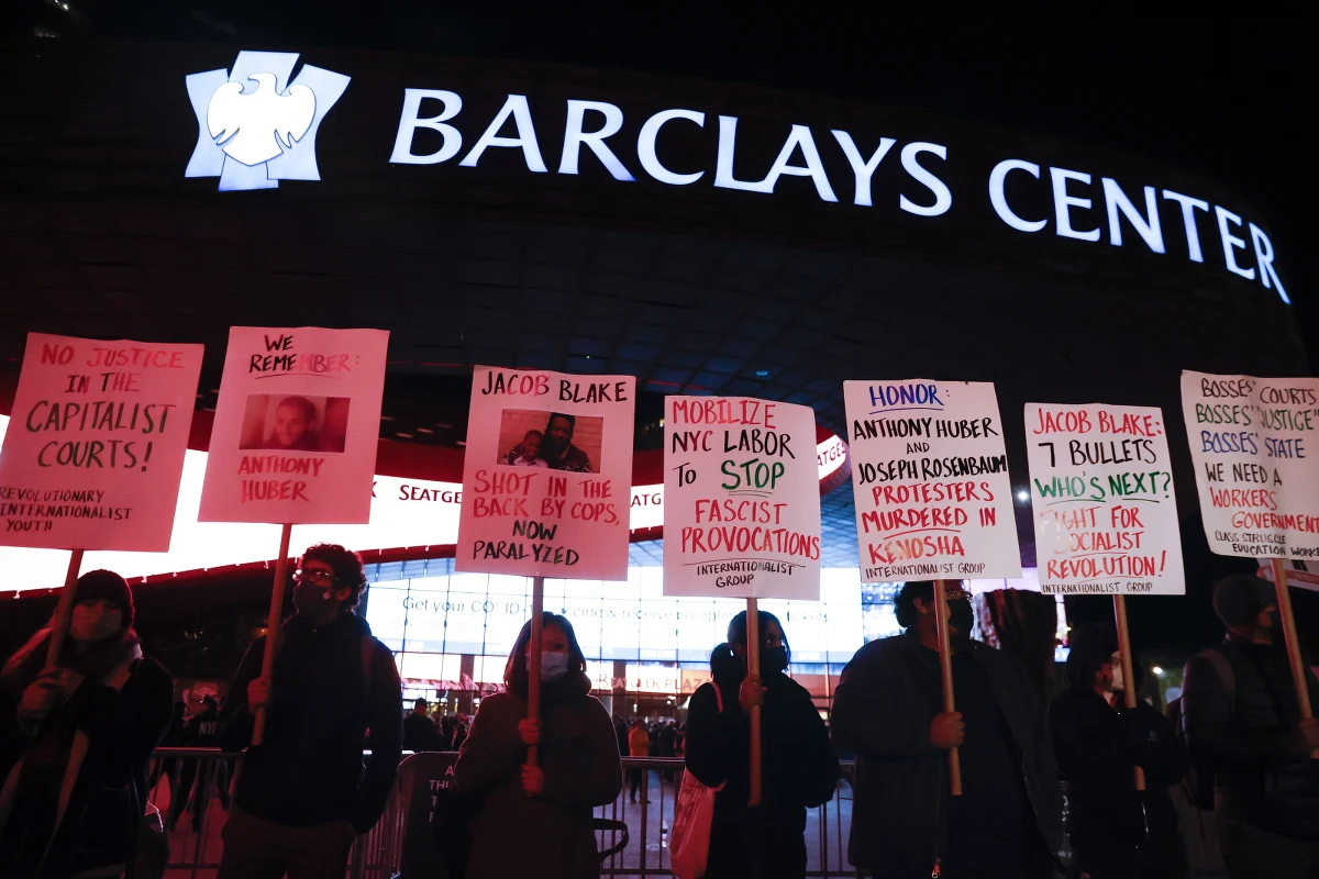 ​W piątek wieczorem i w sobotę rano w dużych miastach USA wybuchły protesty po uwolnieniu przez sąd w Kenosha, w Wisconsin, Kyle'a Rittenhouse'a, który zastrzelił tam dwóch uczestników zamieszek przeciw brutalności policji. Miało to miejsce sierpniu 2020 roku.
