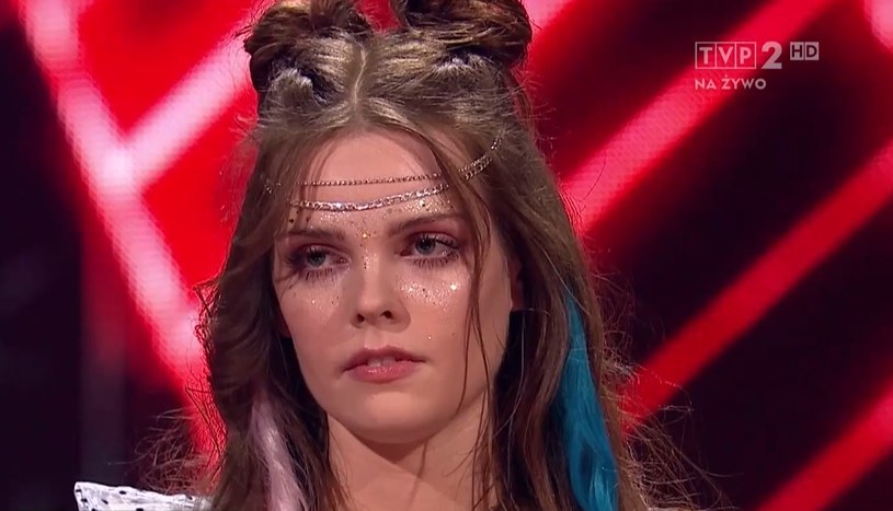 Karolina Robinson bez wątpienia jest jedną z najbardziej charakterystycznych postaci 12. sezonu "The Voice of Poland". Uczestniczka dotarła do półfinału, a jej występ ponownie podzielił widzów TVP. Wokalistkę bronił jej trener, a Justyna Steczkowska zdecydowała się na krytyczną wypowiedź pod jej adresem. 