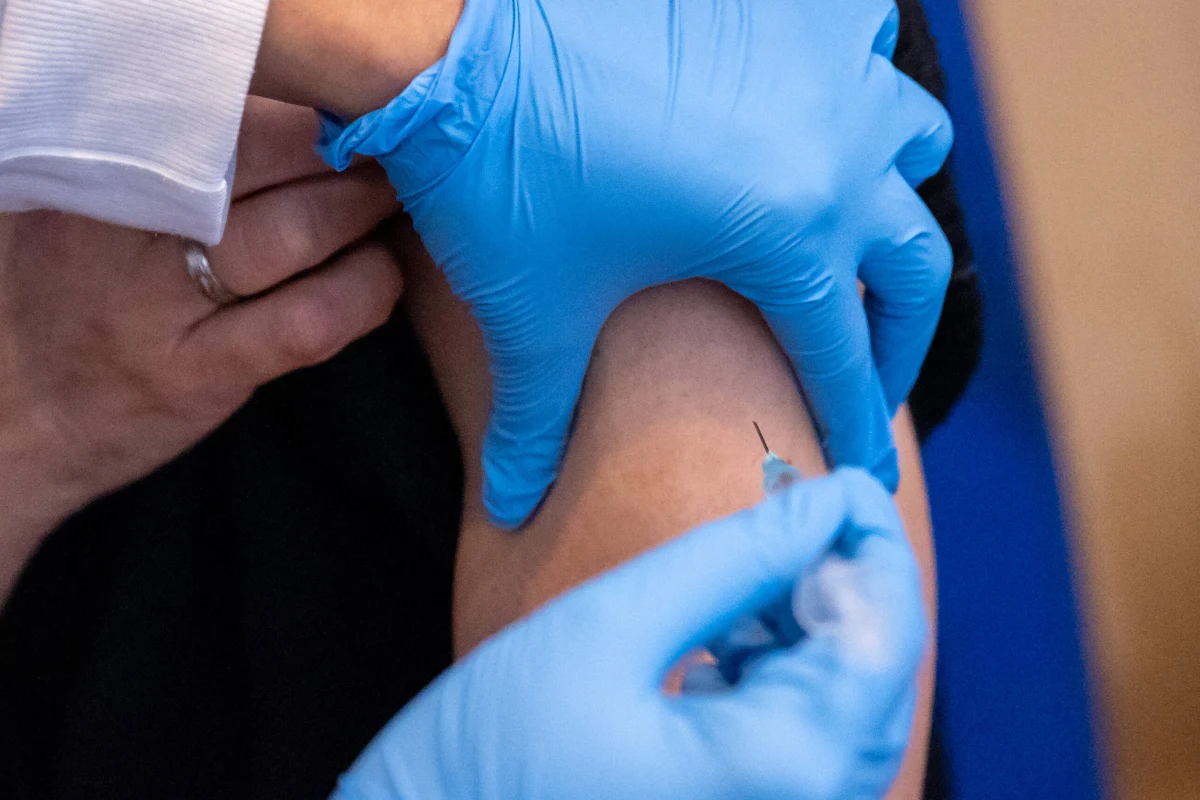 Z agresją osób, oczekujących w wielogodzinnych kolejkach, stykają się także lekarze w punktach szczepień w Saksonii. Policja musiała zainterweniować z tego powodu w mieście Niska – poinformowała w sobotę telewizja ZDF w programie "heute".