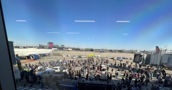 Broń jednego z pasażerów wystrzeliła podczas kontroli bezpieczeństwa na międzynarodowym lotnisku w Atlancie. Trzy osoby zostały poszkodowane - prawdopodobnie podczas wybuchu paniki. Na dwie godziny wstrzymano loty.