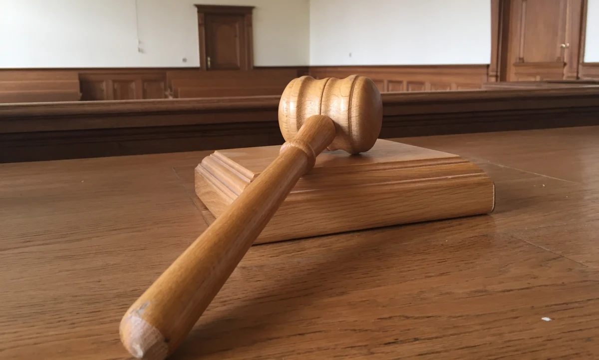 Koalicja Obywatelska postuluje stworzenie instytucji obywatelskich sędziów handlowych. Miałyby to być osoby z doświadczeniem w prowadzeniu działalności gospodarczej, które wspierałyby zawodowych sędziów w rozstrzyganiu spraw o takim charakterze. Projekt ustawy KO w tej sprawie znalazł się we wstępnym porządku obrad Sejmu zaplanowanych na 1 i 2 grudnia. 