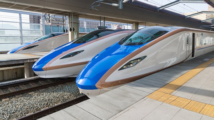 Japońskie koleje East Japan Railway mają problem z niedoborem pracowników. To skłoniło władze do zastąpienia ludzkich maszynistów technologiami autonomicznymi. Japońska precyzja w zatrzymywaniu się na stacjach w danym punkcie i czasie jest tak wysoka, że nawet autonomicznym pociągom ciężko jest jej sprostać.