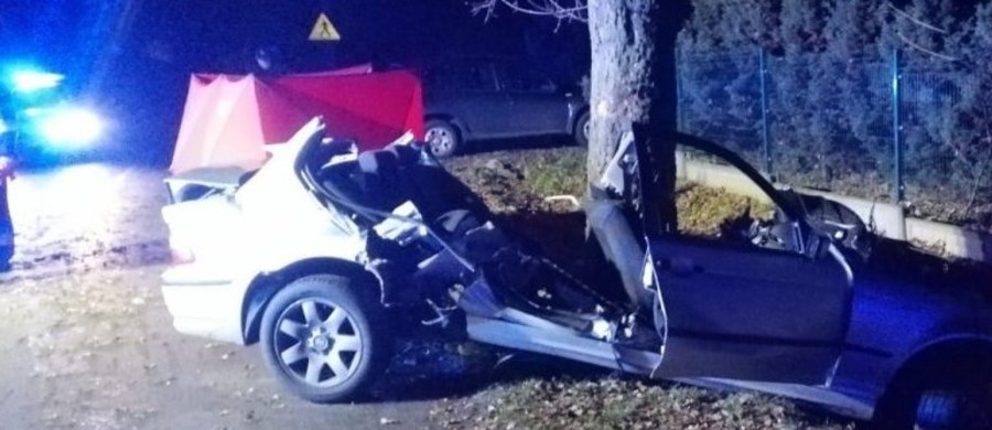 Policja i prokuratura badają okoliczności tragicznego wypadku w miejscowości Brzeźnio w powiecie sieradzkim. BMW uderzyło tam w drzewo. 24-letni kierowca zginął na miejscu, a dwaj pasażerowie są ranni. 