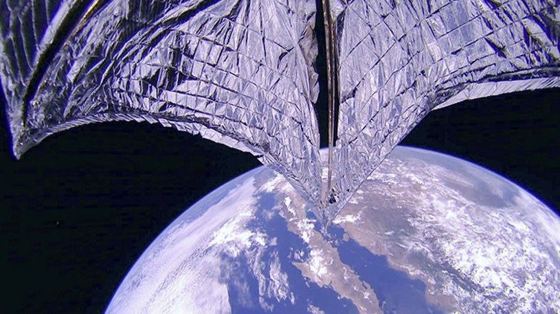 Ponad 2 lata po wyniesieniu na orbitę, żagiel słoneczny LightSail-2 wciąż działa na ziemskiej orbicie i spełnia swoje zadanie. Naukowcy uważają, że dzięki takim wynalazkom niebawem uda nam się wysłać pierwsze misje badawcze na planety w obcych układach.