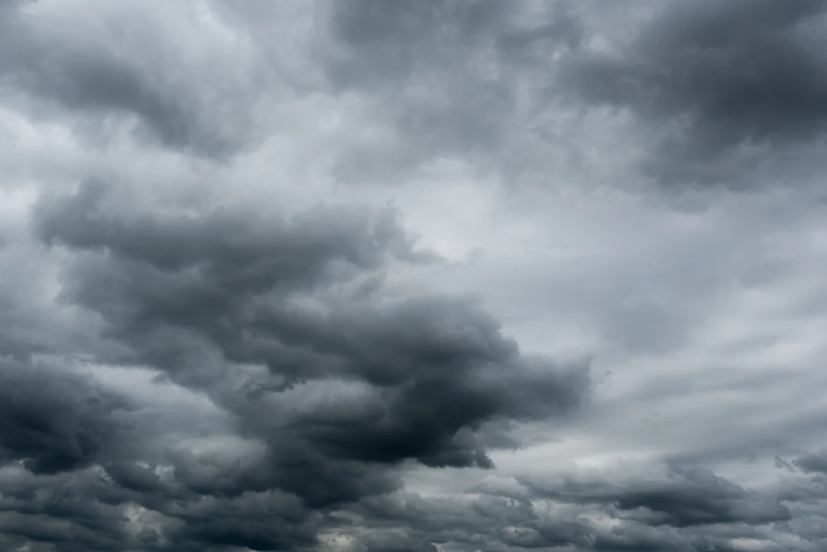 Do końca dnia na przeważającym obszarze kraju będzie pochmurno z przelotnymi opadami deszczu - poinformowała PAP synoptyczka Instytutu Meteorologii i Gospodarki Wodnej - Państwowego Instytutu Badawczego Barbara Wrzesińska. W nocy na Pomorzu temperatura może spaść poniżej zera. 