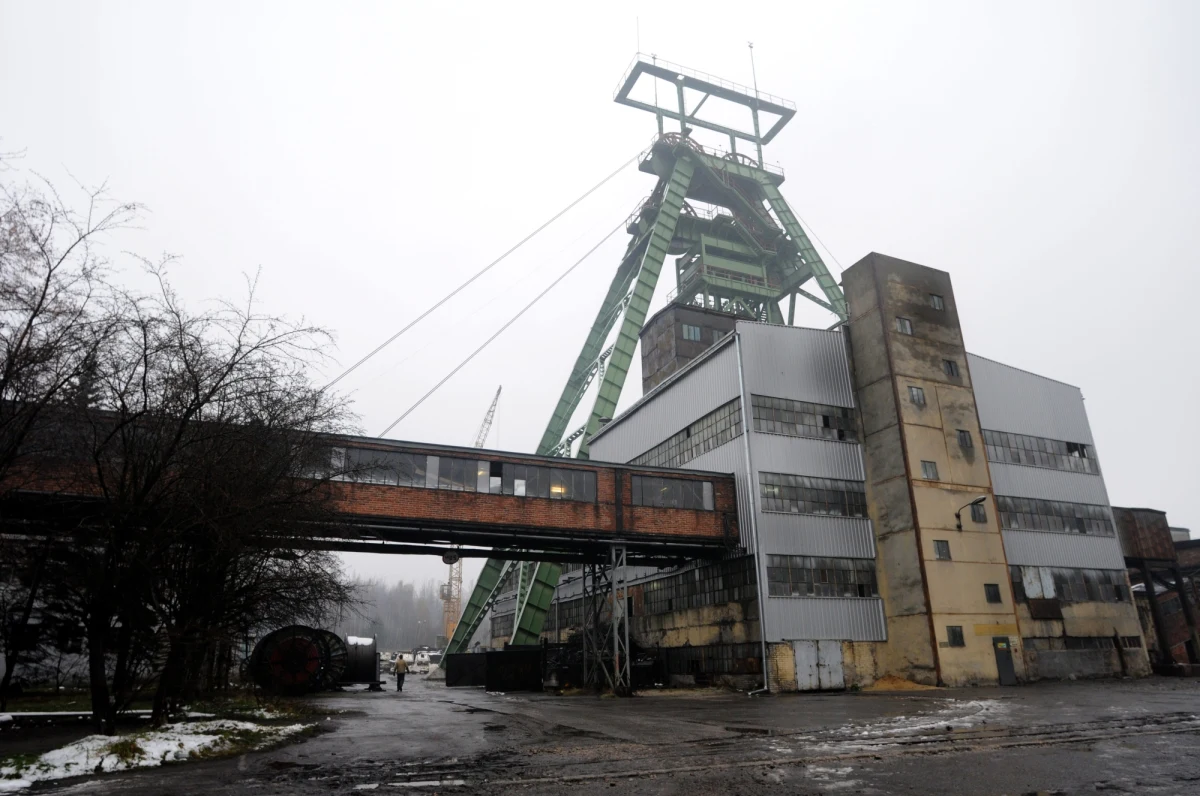 ​Dziś mija 15 lat od katastrofy w kopalni Halemba w Rudzie Śląskiej. 21 listopada 2006 roku w wyniku wybuchu metanu i pyłu węglowego zginęło 23 górników. Ofiary wypadku upamiętnili dziś bliscy i koledzy, związkowcy i przedstawiciele lokalnych władz oraz mieszkańcy Rudy Śląskiej.