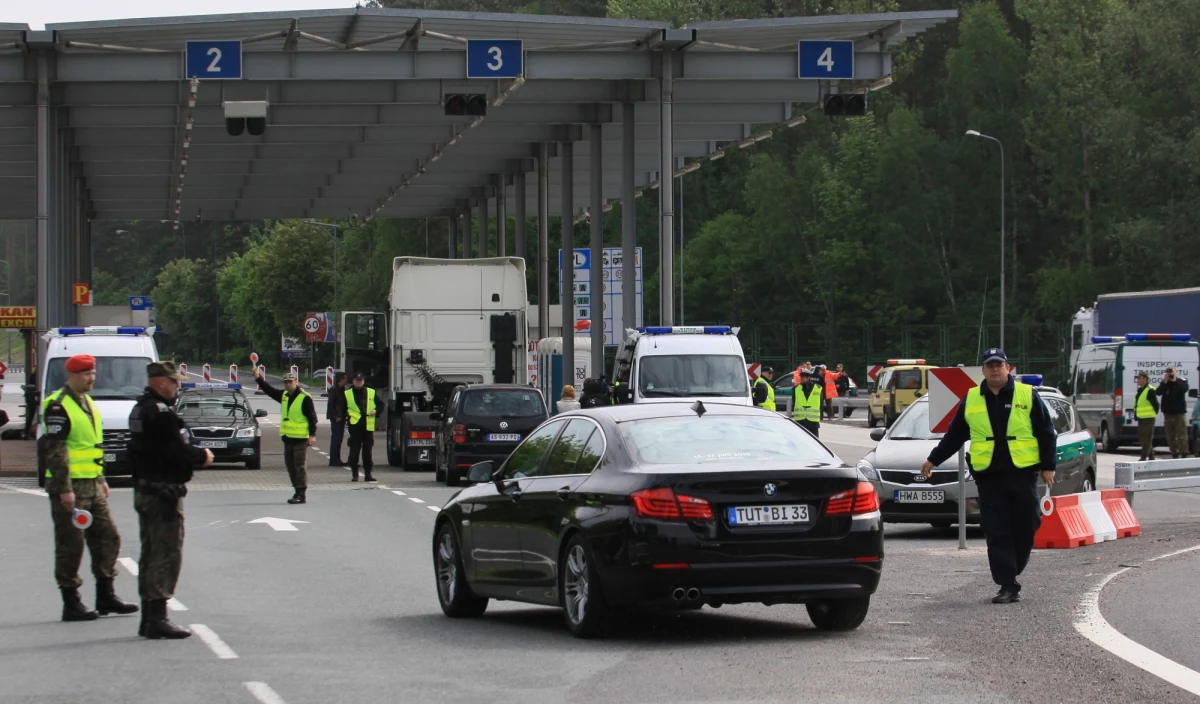 Ze względu na prace budowlane na niemieckiej autostradzie BAB12, prowadzącej do granicznego Świecka, gdzie łączy się ona z polską autostradą A2, przez kilka dni nie będzie można tą drogą wjechać z Niemiec do Polski - poinformowała rzeczniczka Nadodrzańskiego Oddziału SG Joanna Konieczniak. 