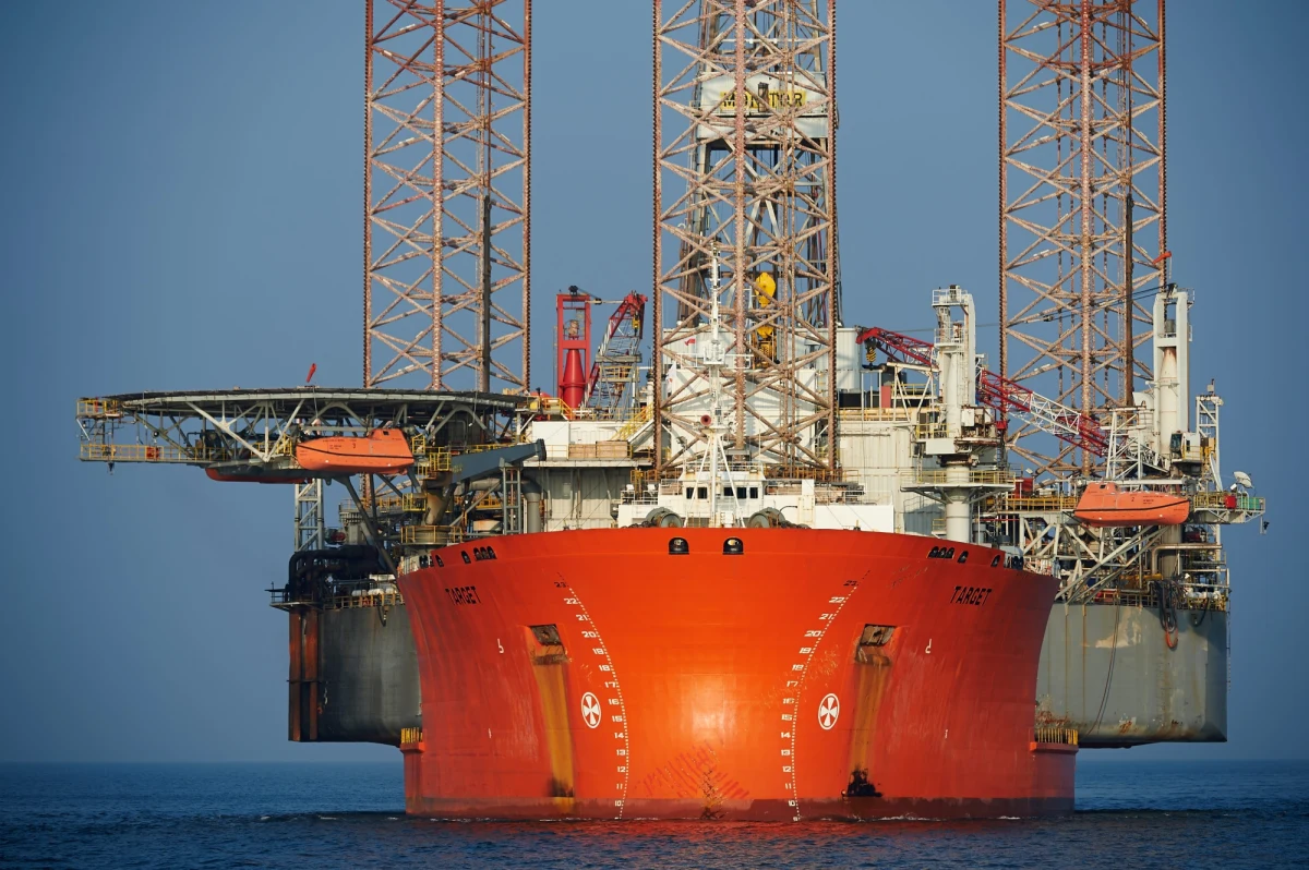 ​W niedzielę po godz. 14 śmigłowiec Marynarki Wojennej zabrał rannego mężczyznę z platformy Petro-Balticu, która znajduje się 30 mil na północ od Rozewia. 50-letni mężczyzna z urazem nogi jest transportowany do szpitala.