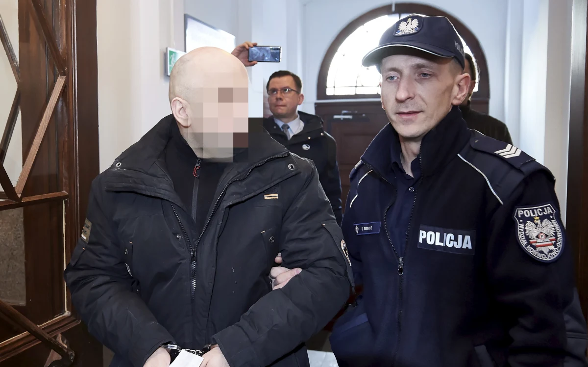 Krystian W., znany jako "Krystek" lub "łowca nastolatek", wyszedł w niedzielę na wolność - dowiedział się reporter RMF FM. Mężczyzna skończył odsiadywać wyrok za zgwałcenie 17-latki, wciąż jednak jest oskarżony między innymi o liczne przestępstwa seksualne, których ofiarami padły według prokuratury 33 kobiety. Większość była nastolatkami, pięć z nich nie miało ukończonych 15 lat.