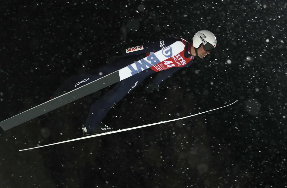 Piotr Żyła zajął - najwyższe z Polaków - 16. miejsce w konkursie Pucharu Świata w skokach narciarskich w rosyjskim Niżnym Tagile. Wygrał broniący Kryształowej Kuli Halvor Egner Granerud. W finale zabrakło Kamila Stocha i Dawida Kubackiego.