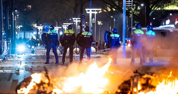 Minister sprawiedliwości Holandii oświadczył w niedzielę, że prowodyrami zamieszek w Rotterdamie byli głównie piłkarscy kibole. "Te środowiska mają powiązania z grupami przestępczości zorganizowanej" - powiedział Ferd Grapperhaus.