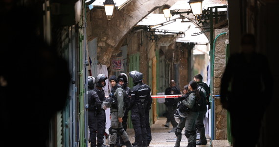 ​W ataku, przeprowadzonym w niedzielę na starym mieście w Jerozolimie przez członka Hamasu, śmierć poniósł 25-letni mieszkaniec Izraela, a cztery osoby zostały ranne. Palestyński zamachowiec został zastrzelony przez policję - podała agencja Assosiated Press.