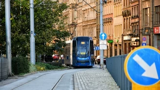 "Jak nie zdążę, to was k*** spalę". MPK Wrocław i hejterskie wiadomości pasażerów   