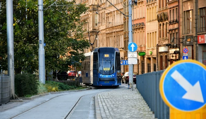 "Jak nie zdążę, to was k*** spalę". MPK Wrocław i hejterskie wiadomości pasażerów   