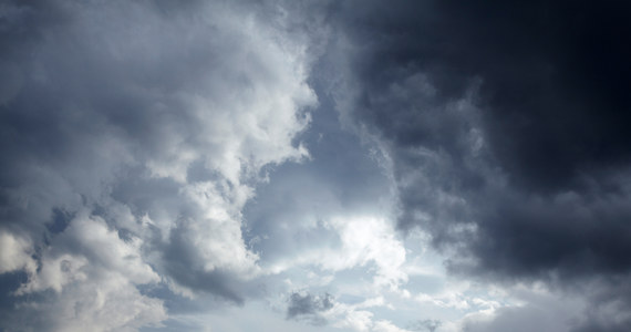 ​Poniedziałek w całym kraju będzie pochmurny, z lokalnymi rozpogodzeniami i przelotnymi opadami deszczu - poinformowała w niedzielę synoptyk Instytutu Meteorologii i Gospodarki Wodnej - Państwowego Instytutu Badawczego Barbara Wrzesińska.