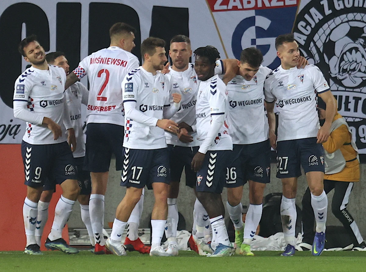 ​Broniąca mistrzostwa Polski Legia Warszawa przegrała w Zabrzu z Górnikiem 2:3 w niedzielnym meczu 15. kolejki piłkarskiej ekstraklasy, doznając siódmej porażki z rzędu. Swoje pierwsze gole dla gospodarzy zdobyli Erik Janza i Lukas Podolski, a decydująca bramkę zdobył w szóstej minucie doliczonego czasu Krzysztof Kubica.