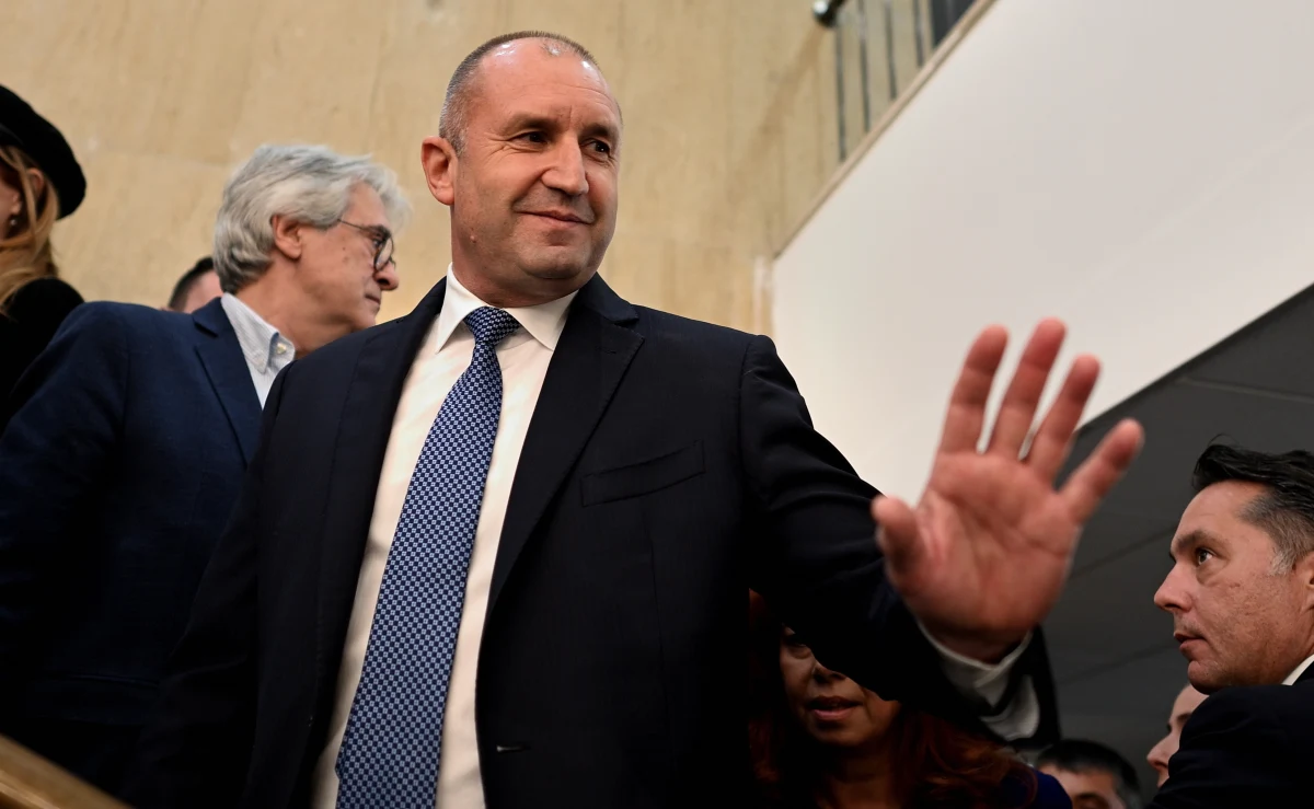 58-letni urzędujący prezydent Bułgarii Rumen Radew wygrał w niedzielę drugą turę wyborów prezydenckich i przez kolejne pięć lat pokieruje państwem. W 2016 roku występował jako kandydat Bułgarskiej Partii Socjalistycznej (BSP), obecnie cieszył się poparciem Obywatelskiego Komitetu Inicjatywnego.