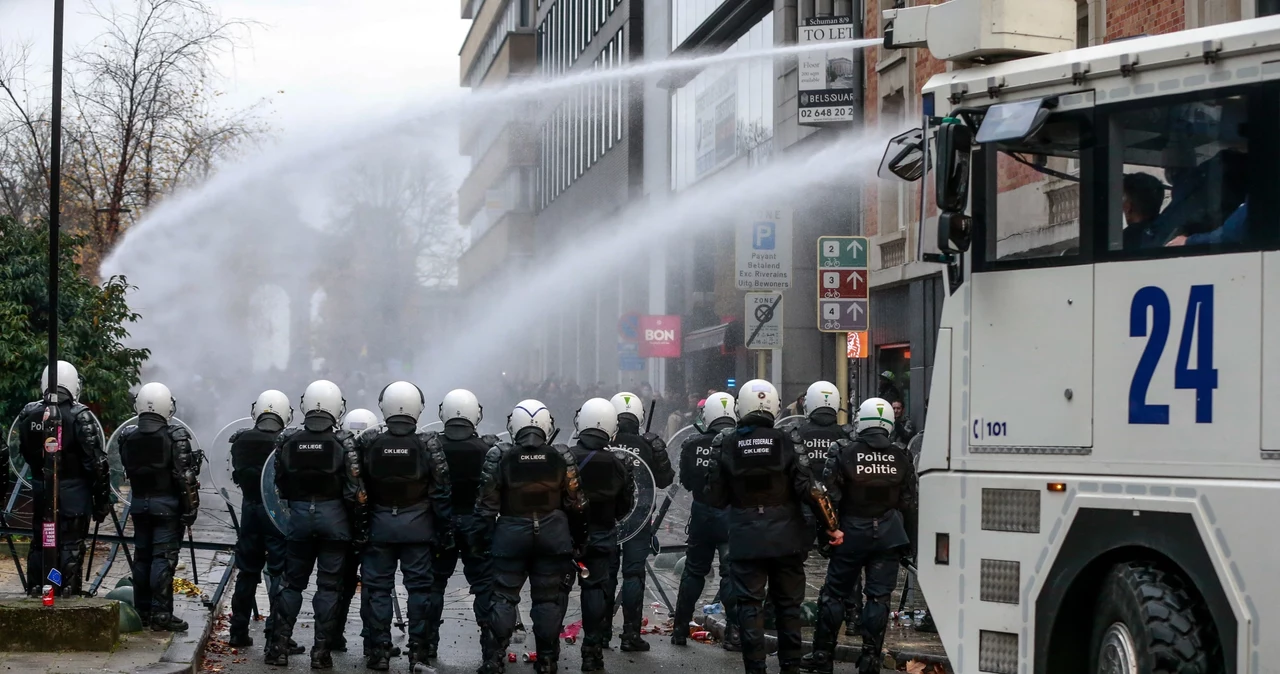 Policja użyła przeciw protestującym armatek wodnych