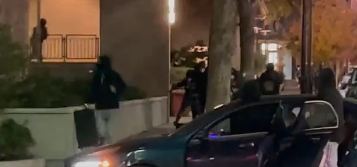 Sceny jak z filmu - tak amerykańskie media opisują atak kilkudziesięciu szabrowników, do którego doszło w sobotę wieczorem w sklepie Nordstrom w kalifornijskim Walnut Creek. Rabunek trwał minutę. 