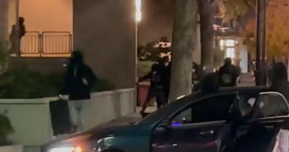 Sceny jak z filmu - tak amerykańskie media opisują atak kilkudziesięciu szabrowników, do którego doszło w sobotę wieczorem w sklepie Nordstrom w kalifornijskim Walnut Creek. Rabunek trwał minutę. 